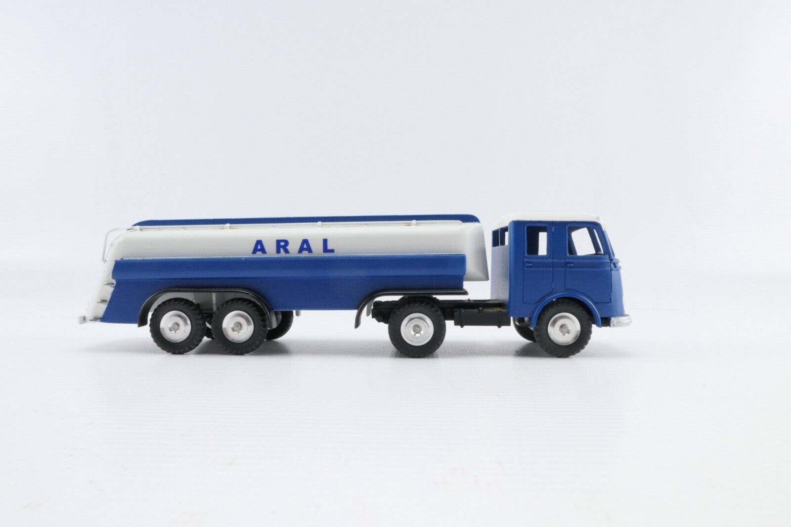 Märklin 18032 Treibstofftankwagen 1:87 in OVP.3