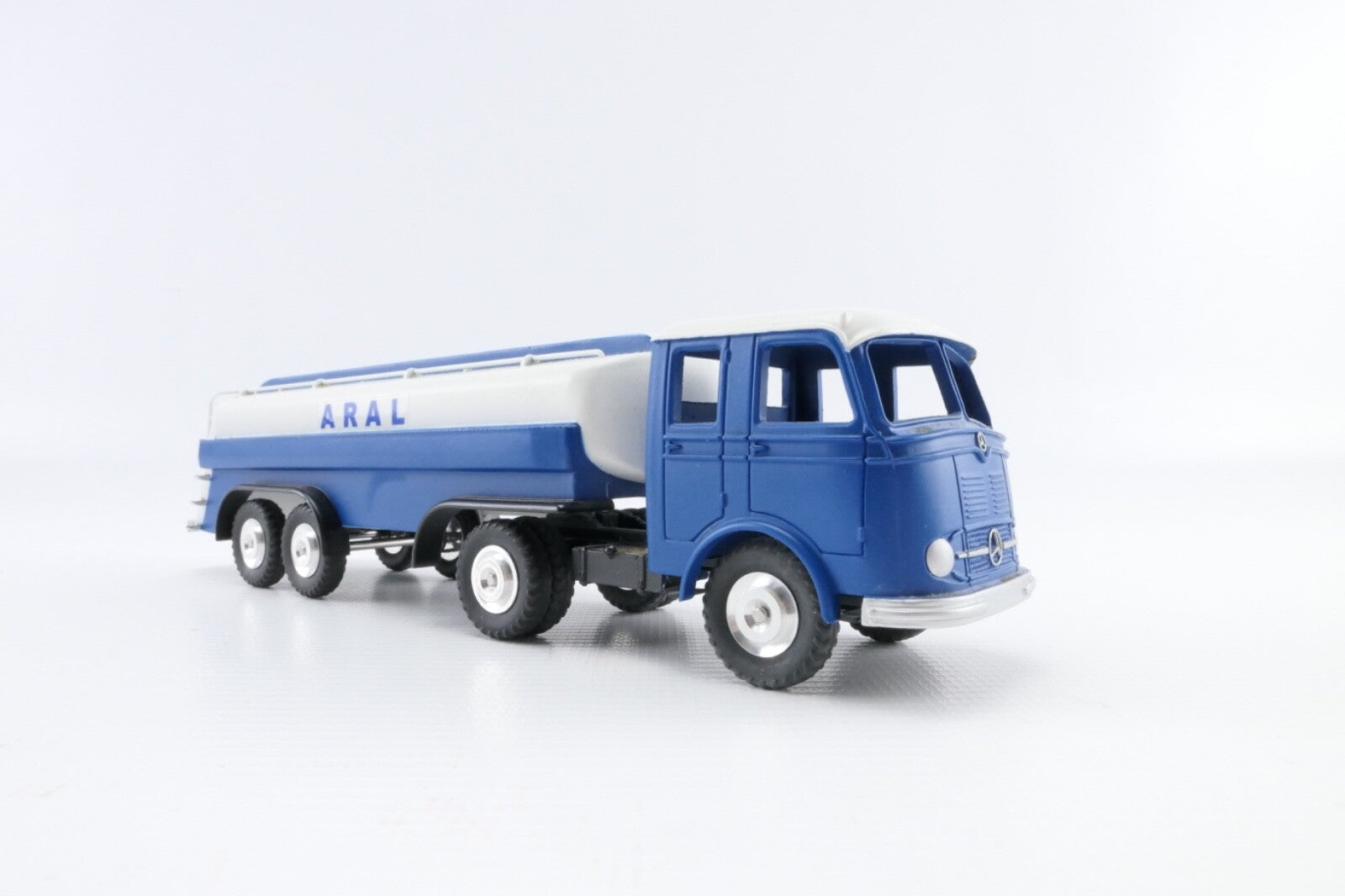 Märklin 18032 Mercedes Benz Treibstoff Tankwagen "ARAL"  , 1:43 in OVP.1