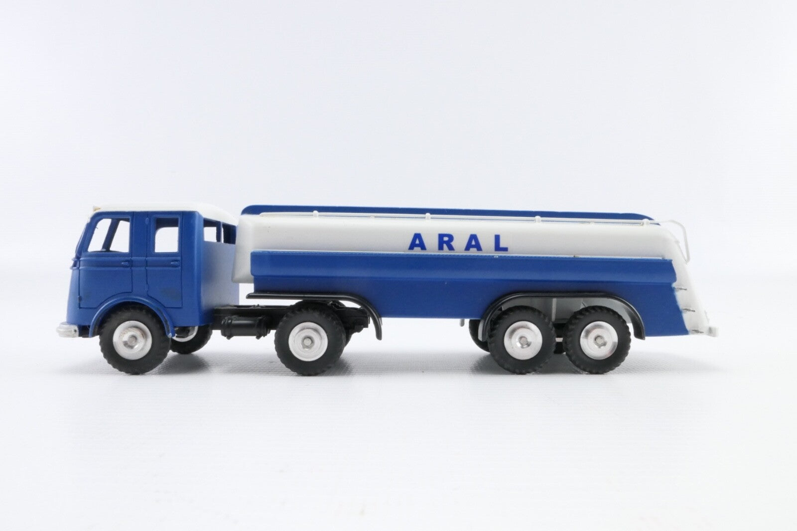 Märklin 18032 Mercedes Benz Treibstoff Tankwagen "ARAL"  , 1:43 in OVP.6