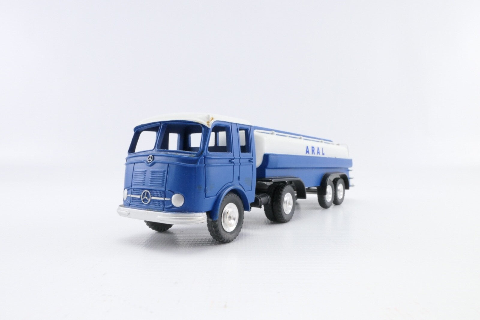 Märklin 18032 Mercedes Benz Treibstoff Tankwagen "ARAL"  , 1:43 in OVP.2